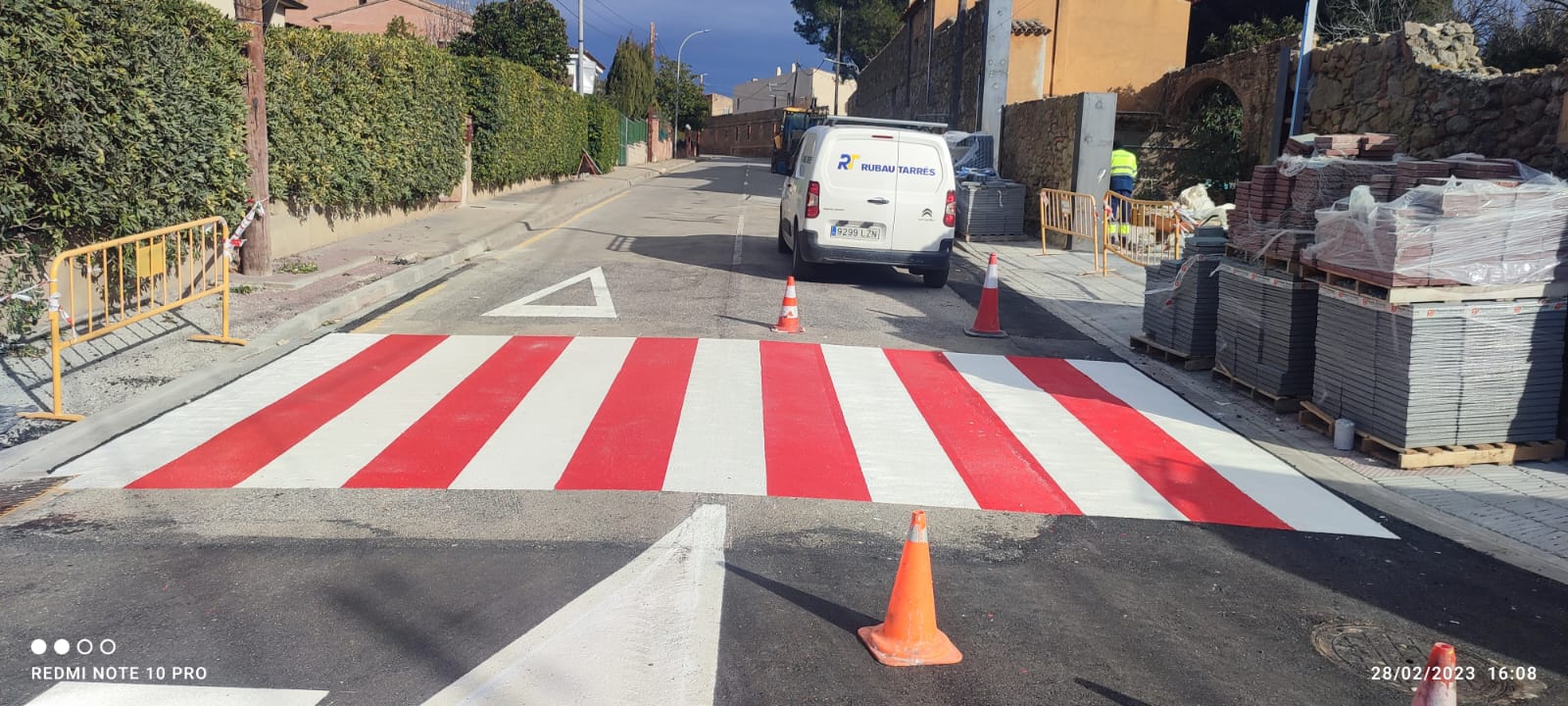 Pasos de peatones en Pals, Girona Hoy Crossbasa se ha encargado de llevar a cabo la pintura de tres pasos de peatones en Pals, Girona
