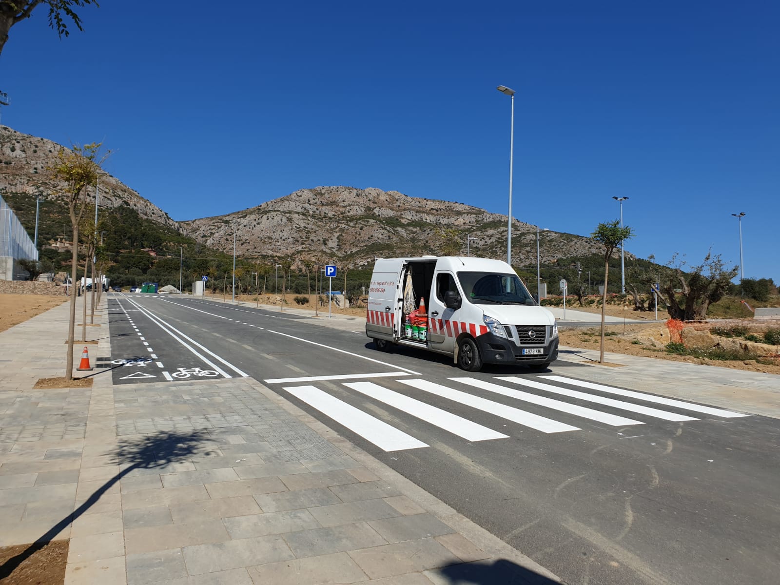 Paso de peatones en Torroella de Montgri, Girona Crossbasa, especialistas en señalización y pintura vial Pintura de paso de peatones en Girona, concretamente en Torroella de Montgri.