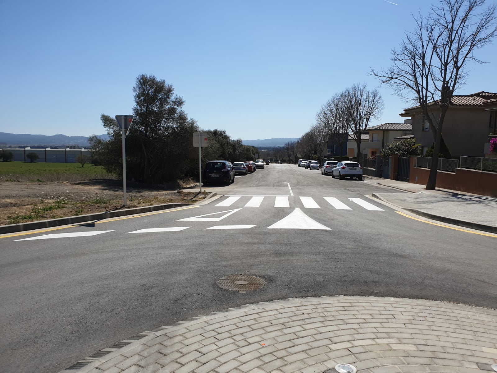 Paso de peatones en Torroella de Montgri, Girona Crossbasa, especialistas en señalización y pintura vial Pintura de paso de peatones en Girona, concretamente en Torroella de Montgri.