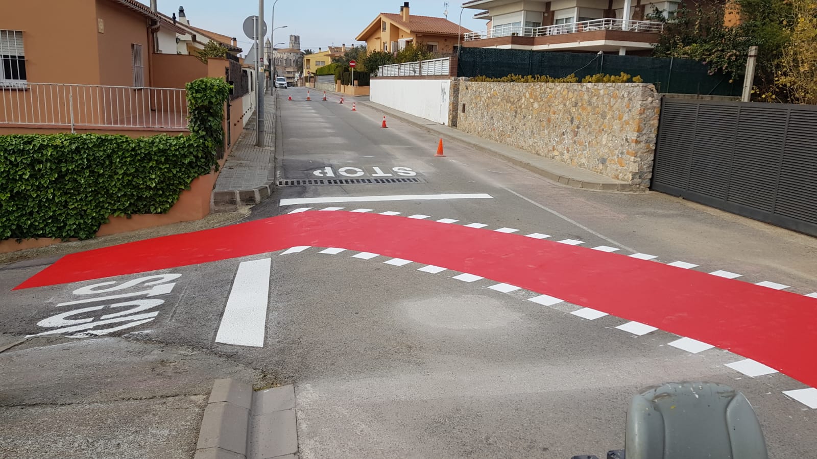 Carril bici en Torroella de Montgri, Girona Crossbasa, especialistas en señalización y pintura vial Pintura de un carril bici en rojo y blanco en Girona, concretamente en Torroella de Montgri.