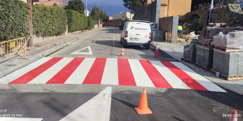 Pasos de peatones en Pals, Girona Hoy Crossbasa se ha encargado de llevar a cabo la pintura de tres pasos de peatones en Pals, Girona