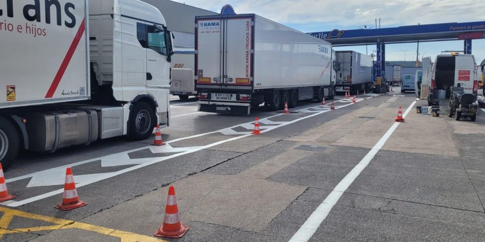 En nuestra empresa de señalización vial, siempre estamos comprometidos con la mejora de la seguridad y la eficiencia en las carreteras. Recientemente, hemos completado un proyecto significativo en La Jonquera: el pintado de una gasolinera.