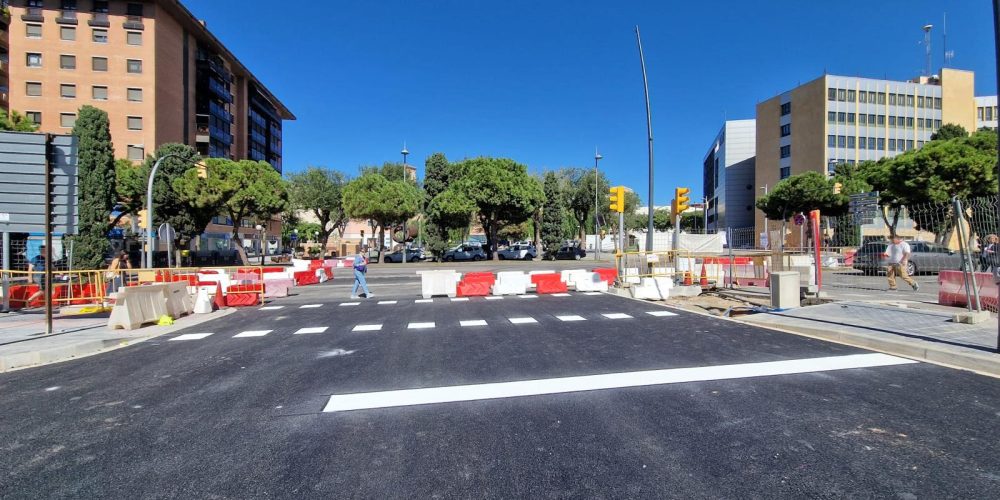 En Tarragona, el compromiso con la mejora del entorno urbano es una prioridad constante. Recientemente, hemos llevado a cabo un ambicioso proyecto de pintura de calles que no solo busca embellecer la ciudad, sino también optimizar la gestión del tráfico y la seguridad vial.