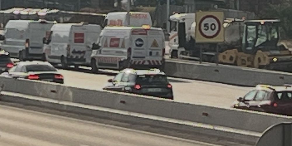 Señalización de corte de carril en la B-23 de Barcelona