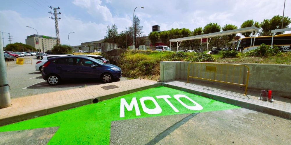 Señalización de zona para motos y coches eléctricos en TV3 Barcelona