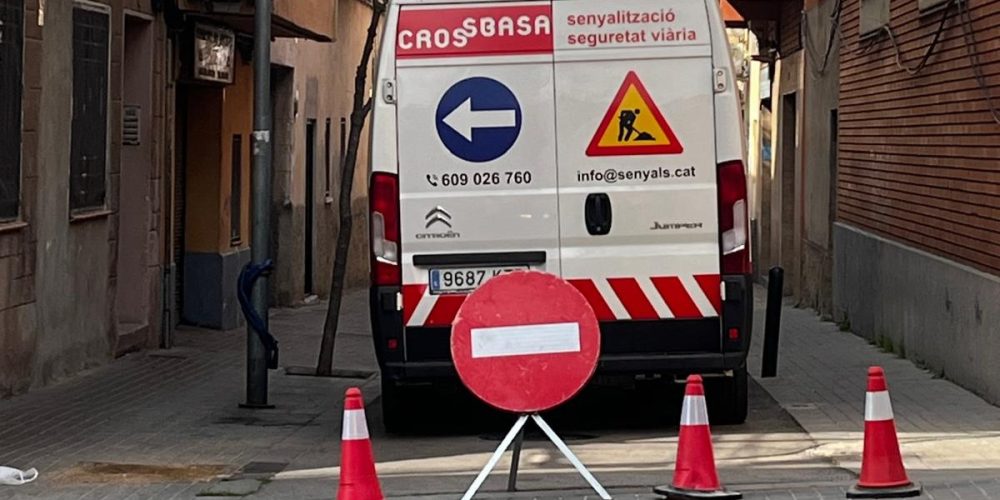 CROSSBASA: corte de calle con señalización vial profesional